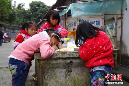 广西农村陪读留守老人陪孩子一起上学。 朱柳融摄