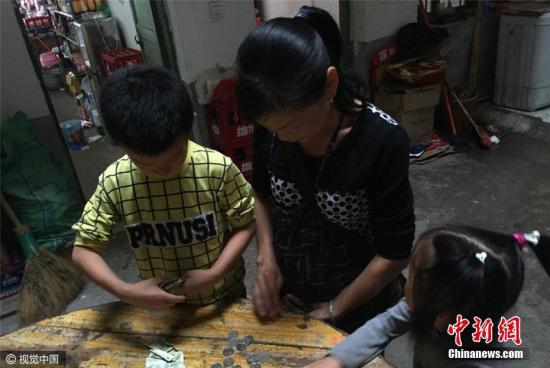 2016年10月5日，江西瑞金，因父母常年在外打工，8岁的刘明辉与6岁的妹妹跟着爷爷奶奶在江西瑞金农村老家生活。薄高鹏摄图片来源：视觉中国