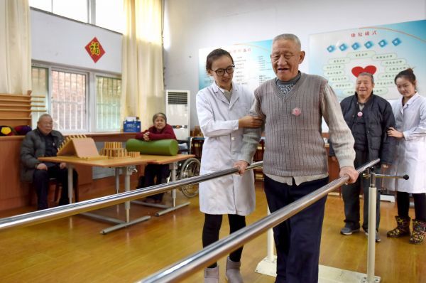 资料图：河北邢台市医专老年养护中心的康复师为老人做康复训练。新华社记者 朱旭东 摄