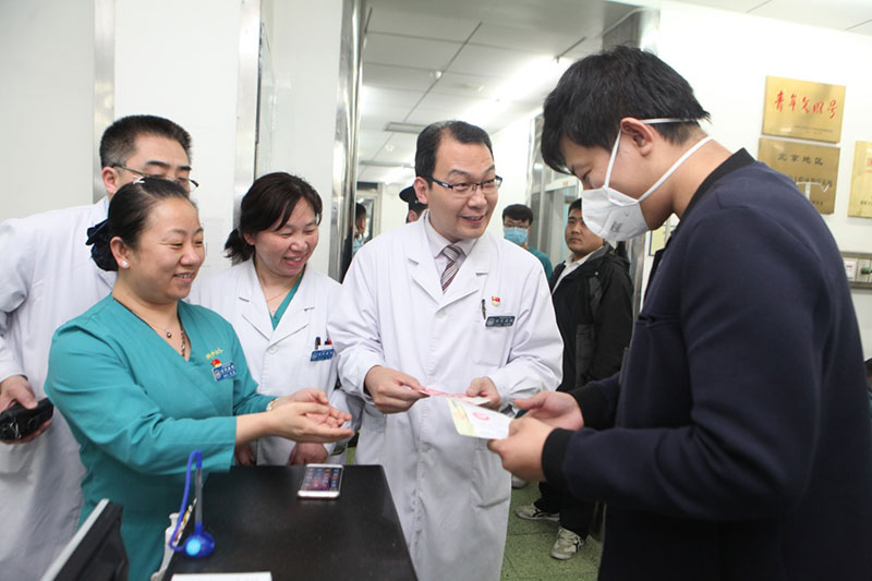 4月8日0时11分，北京宣武医院急诊接诊一名患者，产生了宣武医院的第一张医事服务费收费单据。
