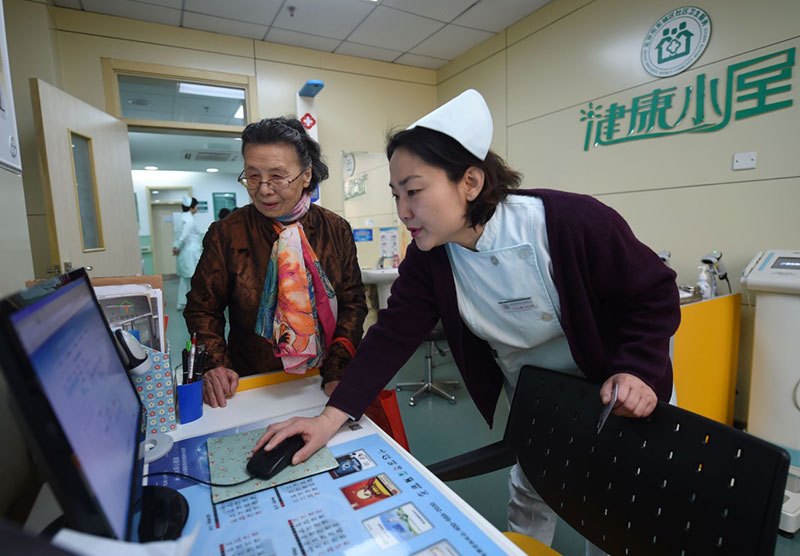 4月8日，家住广渠家园的藤奶奶（左）在东花市社区卫生服务中心健康小屋了解自己的身体状况。